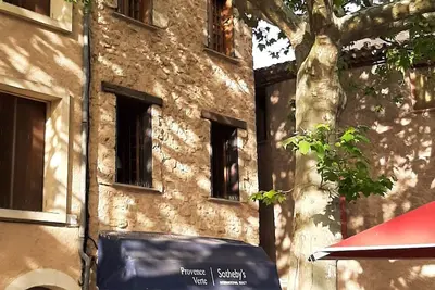 Image de Appartement dans maison historique Ă Tourtour