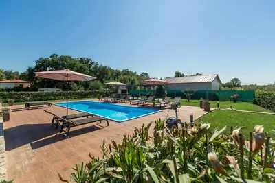 Un coin de paradis avec terrain clos et piscine communautaire, espace barbecue