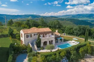 Image de Nouvellement construit maison en pierre sur la colline avec vue à 360 degrés, 40 m2 Piscine