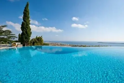 Villa de luxe de 4 chambres avec piscine et vue imprenable sur la mer