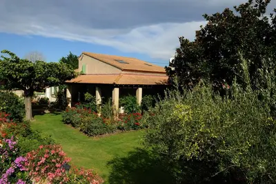 Image de Grande maison avec jardin et piscine