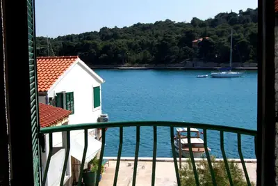 Prvic: Grande maison familiale avec  terrasses au bord de l'eau dans petit port sur une île sans voiture à proximité commerce, restaurants et embarcadère