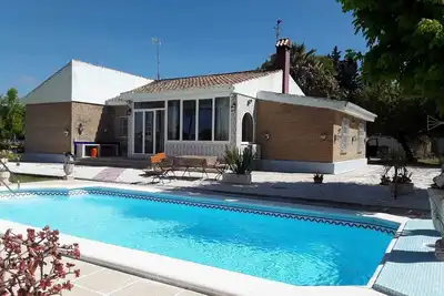 Image de El Cortijo, villa confortable avec piscine privée et jardins spacieux