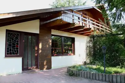 Image de calme chalet confortable près de la forêt, mais près de la plage