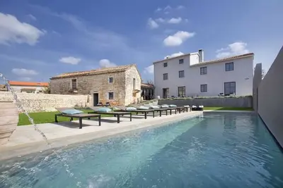 Image de Villa design avec une grande piscine au-dessus de Rovinj