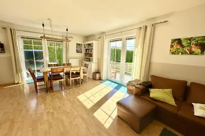 Image de Studio chaleureux avec deux terrasses, grande prairie et fauteuils-cabine