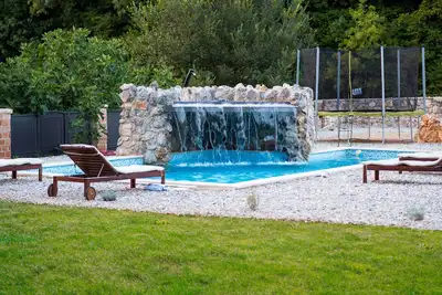 Image de Villa en pierre romantique avec piscine, cascade, grand jardin, à 700 m de la mer
