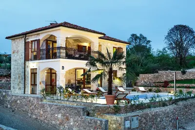 Image de Villa neuve en pierre avec piscine, Merblick, grill, aire de jeux pour enfants, dans un endroit calme