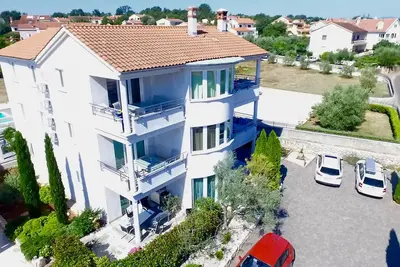 Image de Appartement 4 étoiles à Malinska à 150m de la plage avec piscine, lave-vaisselle, wifi, climatisation