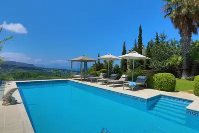 Villa Harmony, vue fantastique, piscine 12 m, confortable en pierre naturelle