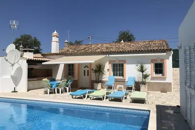Image de maison typique agréable avec piscine privée pour se détendre dans l'authentique Algarve