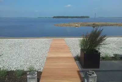 Image de Maison de vacances confortable directement sur le Veluwemeer avec une vue magnifique sur le lac