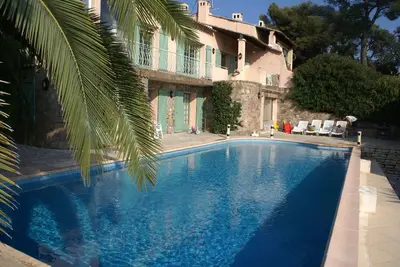 Image de Maison de vacances, 2 appartements + studio idéal pour 2 familles, grande piscine