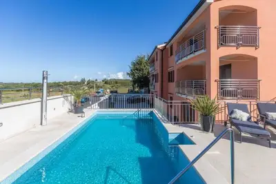 Image de maison de vacances de luxe avec piscine, équipements haut de gamme, 2 terrasses