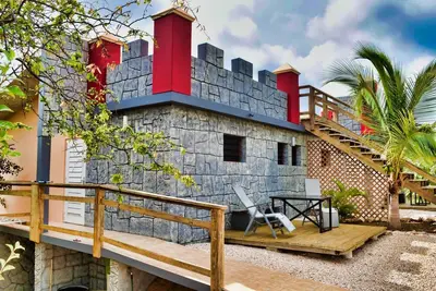 Image de Un appartement de château avec une touche des Caraïbes