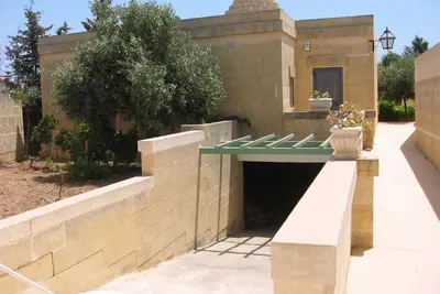 Image de Bungalow entièrement détaché avec superbe piscine à débordement lagon et jardin clos