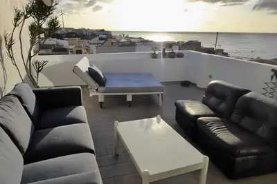 Image de Toute la maison. Terrasse sur le toit avec salon, barbecue, vue panoramique sur la mer, à 100 mètres de la plage