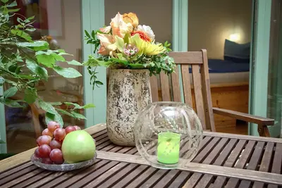 Image de Siège & appartement d'une chambre avec terrasse sur le terrain, y compris les bicyclettes, Internet