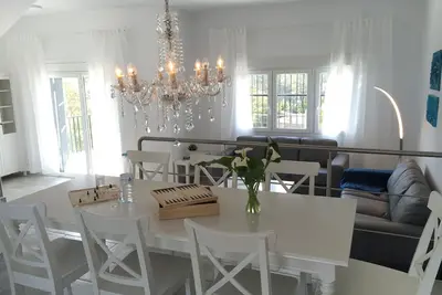 Image de \"El Nidito blanco\" piscine avec bassin pour enfants, animaux acceptés, garage.