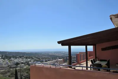 Image de Penthouse on Hilltop - Vue sur l'océan, piscine et Wifi gratuit