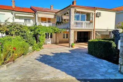 Image de Appartement avec Tv satellite et grill - pour 4-5 personnes.