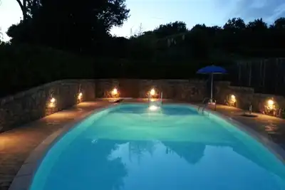 Image de Ancienne ferme pour les besoins modernes avec piscine et jardin