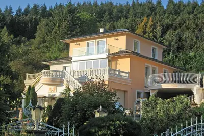 Image de maison de vacances de luxe près de la lisière de la forêt