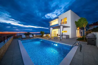 Image de Villa Red mit Pool, Meerblick