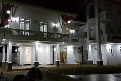Image de Belle maison au Sri Lanka avec une très grande piscine. 15 minutes de l'aéroport