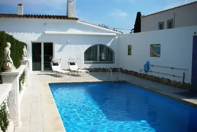 Image de Villa avec piscine et place de bateau (à usage unique) à Empuriabrava