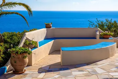 Image de Maison individuelle près de la plage avec grand jardin et vue fantastique sur la mer
