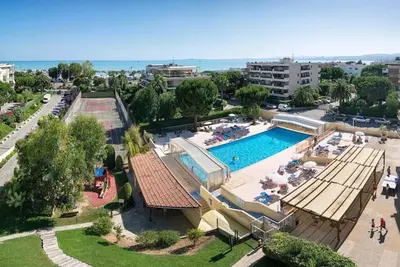 T2 4éme étage Sud Ouest climatisation piscine garage sécurisé