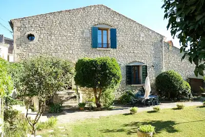 Image de Maison en pierres dans un village de Provence au bord de la rivière