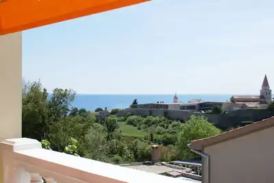 Image de Logement de vacances de 50 m² avec climatisation, Tv satellite et Internet