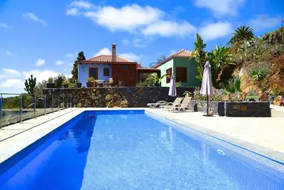 Image de Votre villa de rêve avec vue à 180 ° sur la mer, piscine privée de 12 mètres, cheminée et bain bien-être