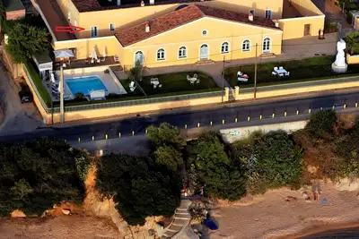 Image de Villa en bordure de plage avec piscine. Toutes commodités