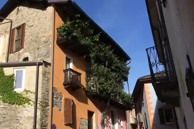 Image de Cortile-Apart ensoleillé, 4 personnes, dans un bâtiment historique à Malcantone, Monte Lema