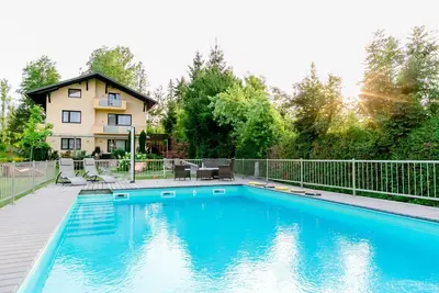 Image de Maison sur la forĂŞt * Appartements avec piscine * Pelouse * Enfants bienvenus * Plage *