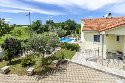 Image de Maison avec piscine pour 5 personnes Ă 15 km de Pula, calme au bout du village