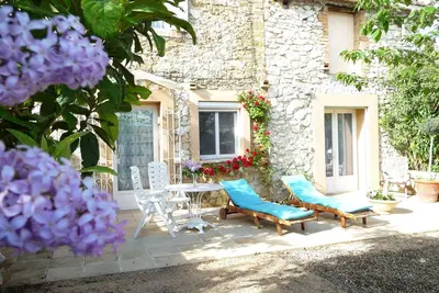 Image de Agréable maison et son jardin ombragé