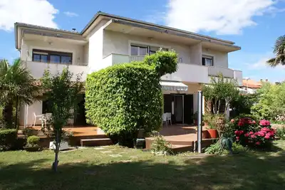 Image de Appartement pour 4-5 personnes avec air conditionné, Tv satellite, jardin et barbecue