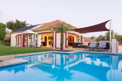 Image de Pink Rose Guesthouse & Spa | Pour Hommes Uniquement | Chambre 1 vue jardin