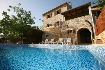 Image de villa istrienne avec piscine pour des vacances inoubliables