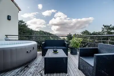 Image de villa moderne avec piscine chauffée et jaccuzzi pour 6 pers, classée 4*