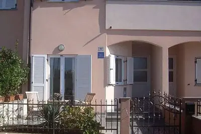 Image de Petite maison privée avec terrasse