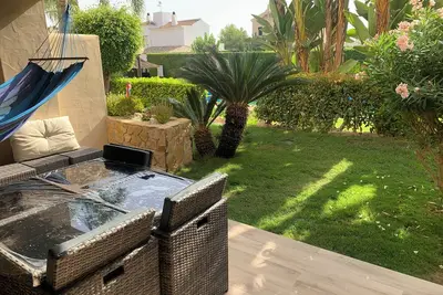 Image de Très belle maison avec terrasse et piscine