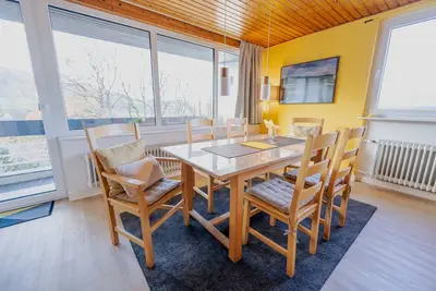 Image de Maison d'architecte inondée de lumière dans un endroit calme FeWo \"Yellow\"