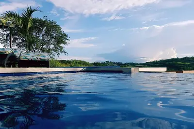 Image de Maison de vacances moderne de 200 m2, piscine à débordement, rivière naturelle. Kondo Grst. 1300 m2