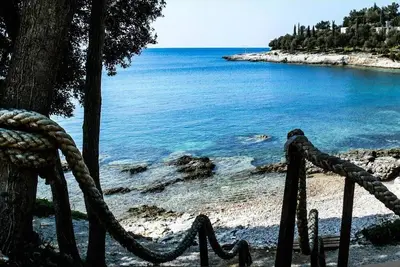 Image de villa rénovée, 5 min de la mer, près des bars, restaurants