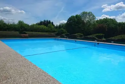 Image de Maison de vacances Eifel près du lac Freilingen avec courts de tennis piscine extérieure mini-golf